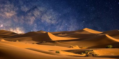 Gecenin karanlığında samanyolu