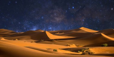 Ayın çölü, gece.