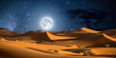 Çöl manzarası ay ve yıldızlı gece gökyüzü