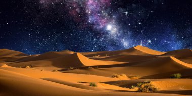 Ay 'ın ve Samanyolu' nun çöldeki güzel gece manzarası,