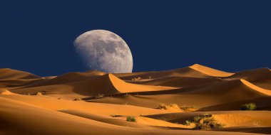 Ay ve yıldızlı güzel bir manzara.