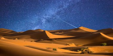 Fas 'taki Sahara Çölü' nde bir yıldızın gece görüşü.