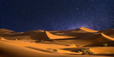 Yıldızlı, aylı ve yıldızlı güzel gece gökyüzü