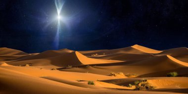 Kum tepeleri ve yıldızlı çöl manzarası