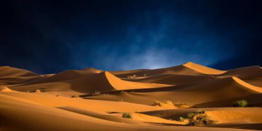 Çölün güzel gece manzarası