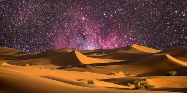 Çöldeki bir kum tepesinin yıldızları. Yıldızlı ve samanyolu gece gökyüzü