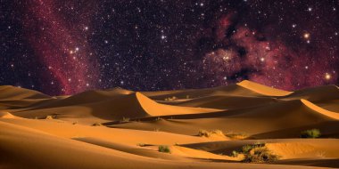 Çöldeki gece gökyüzünün güzel manzarası