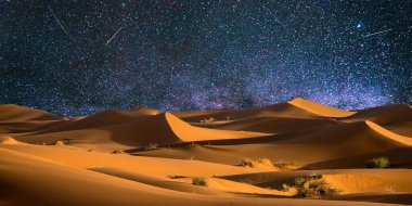 Yıldızlı gökyüzündeki yıldızın gece sahnesi