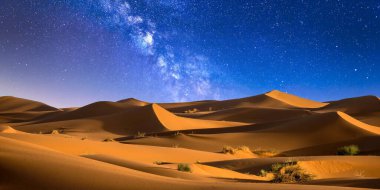 Çölün üzerinde güzel bir gün batımı