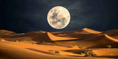 Ay ve gece gökyüzü ile çöl.