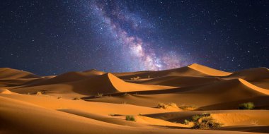 Güzel gece manzarası, yıldızlı ve çöl kumlu Samanyolu