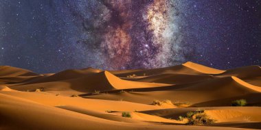 Güzel bir çöle sahip gece manzarası