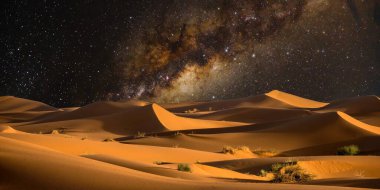 Çölde Samanyolu ile gece gökyüzü