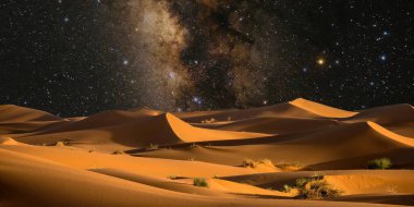 Gece gökyüzünde Samanyolu.