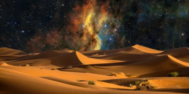 Çölde samanyolu, gece manzarası, kum tepeleri, yıldızlar ve Samanyolu ile güzel bir manzara.