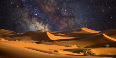 Samanyolu ile gece manzarası, çölde samanyıldızlı
