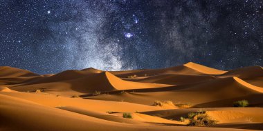 Güzel bir çöl ve yıldızlı gece manzarası