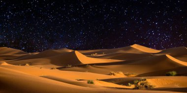 Dubai 'de kum tepeleri olan çöl manzarası