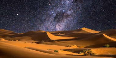 Kum tepelerinde samanyolu Namibya 'da namib çölü