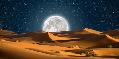 Ay Sahara Çölü 'nde.