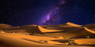 Sahara çölünün üzerinde güzel bir günbatımı gökyüzü.