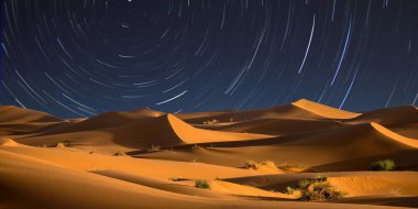 Yıldız çölünün gece sahnesi
