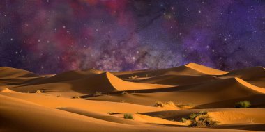 Güzel bir gecenin gece manzarası Yıldızlı bir çöl