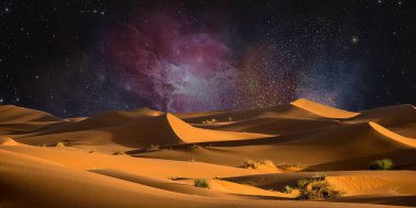 Gece gökyüzü, yıldızlar, ay ve Samanyolu Sahara Çölü 'nde, Mısır' da