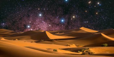 Kum ve yıldızla çölde samanyolu