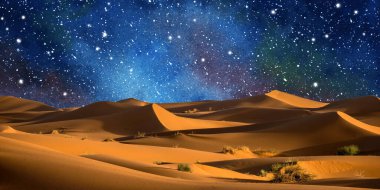 Güzel gece yıldızlı gökyüzü, çölde samanyolu.