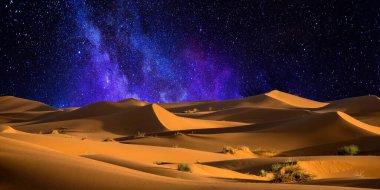 Sahara çölündeki güzel gece manzarası.