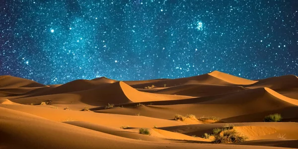 Mısır 'daki wadi rom çölünün güzel gece manzarası.