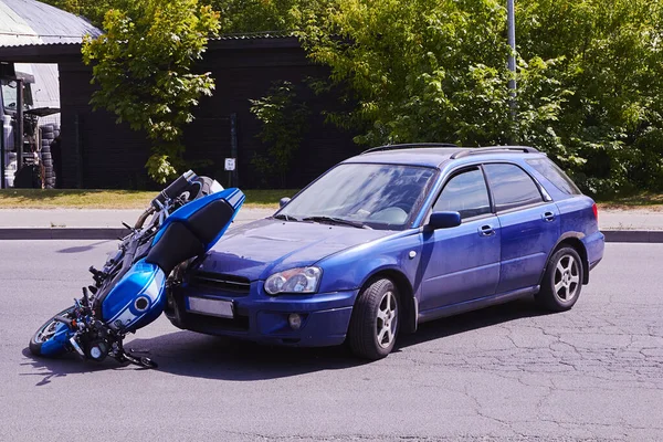 라트비아 2020 사고가 일어난 도로에서 자동차와 오토바이 — 스톡 사진