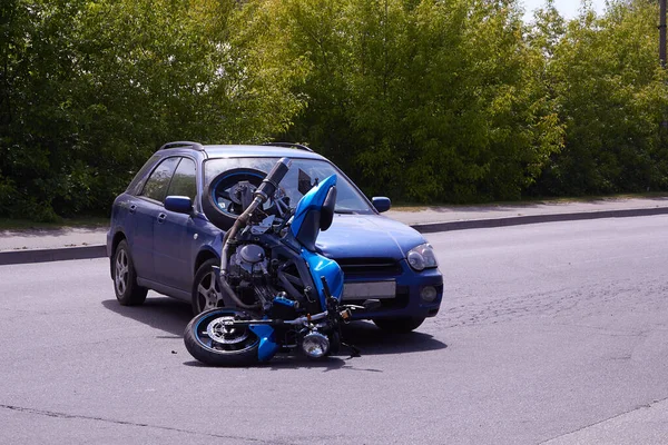 Junho 2020 Riga Letônia Carro Danificado Moto Estrada Cidade Local — Fotografia de Stock