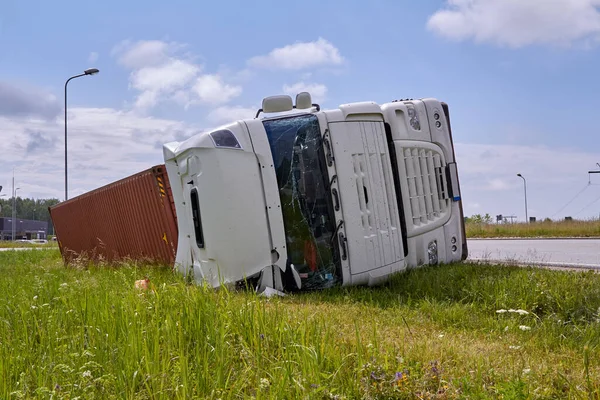 2020 라트비아 타이어가 자동차 사고가 트럭이 도로에서 굴렀는데 운전기사가 지점에서 — 스톡 사진