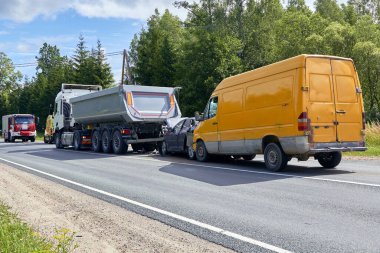 7 Temmuz 2020, Cena, Letonya, otoyoldaki hasarlı araçlar kaza mahallinde mesafeyi gözlemedikleri için hasar gördü.