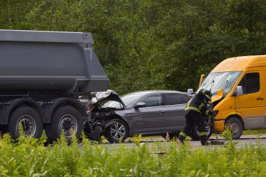 7 Temmuz 2020, Cena, Letonya, otoyoldaki hasarlı araçlar kaza mahallinde mesafeyi gözlemedikleri için hasar gördü.