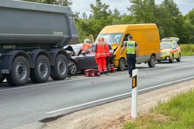 7 Temmuz 2020, Cena, Letonya, otoyoldaki hasarlı araçlar kaza mahallinde mesafeyi gözlemedikleri için hasar gördü.