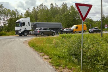 7 Temmuz 2020, Cena, Letonya, otoyoldaki hasarlı araçlar kaza mahallinde mesafeyi gözlemedikleri için hasar gördü.