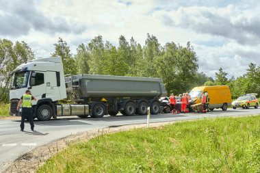 7 Temmuz 2020, Cena, Letonya, otoyoldaki hasarlı araçlar kaza mahallinde mesafeyi gözlemedikleri için hasar gördü.