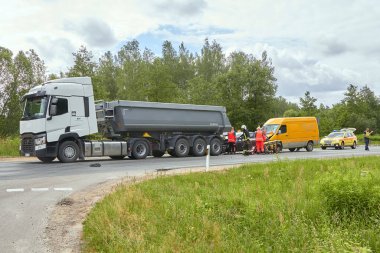 7 Temmuz 2020, Cena, Letonya, otoyoldaki hasarlı araçlar kaza mahallinde mesafeyi gözlemedikleri için hasar gördü.