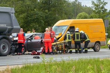 7 Temmuz 2020, Cena, Letonya, otoyoldaki hasarlı araçlar kaza mahallinde mesafeyi gözlemedikleri için hasar gördü.
