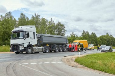 7 Temmuz 2020, Cena, Letonya, otoyoldaki hasarlı araçlar kaza mahallinde mesafeyi gözlemedikleri için hasar gördü.