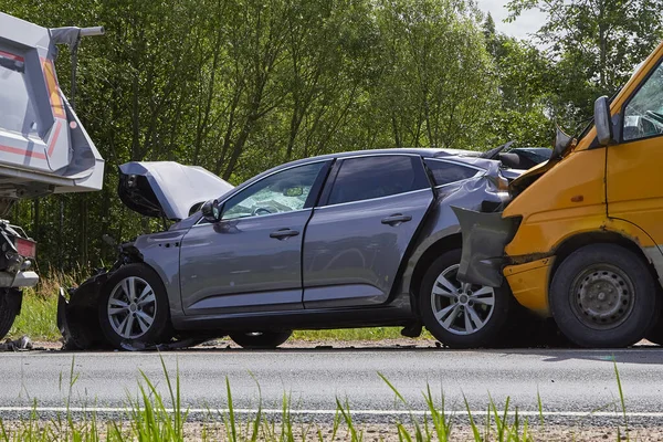 7月7日 拉脱维亚塞纳 Cena 因不遵守距离规定 公路上的车祸现场汽车受损 — 图库照片