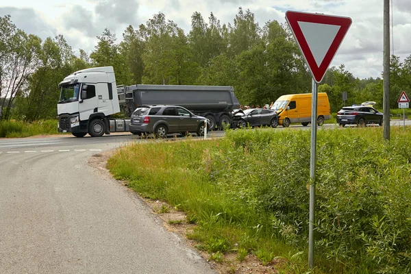 7 Temmuz 2020, Cena, Letonya, otoyoldaki hasarlı araçlar kaza mahallinde mesafeyi gözlemedikleri için hasar gördü.