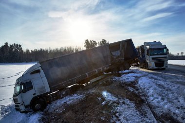 14 Ocak 2021, Iecava, Letonya: Kaygan yolda kazadan sonra kamyon