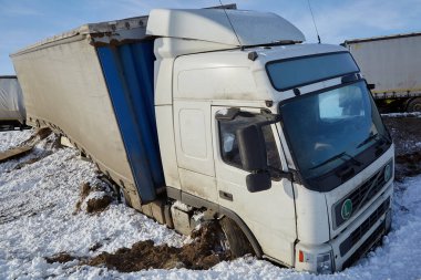 14 Ocak 2021, Iecava, Letonya: Kaygan yolda kazadan sonra kamyon