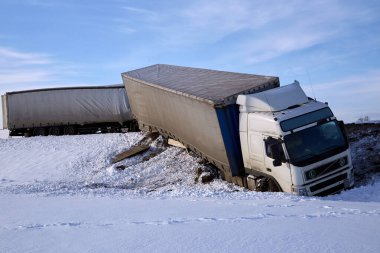 14 Ocak 2021, Iecava, Letonya: Kaygan yolda kazadan sonra kamyon