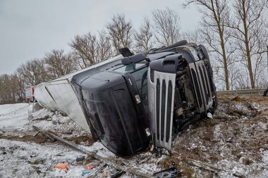 12 Ocak 2021, Iecava, Letonya: Kaygan yolda kazadan sonra kamyon