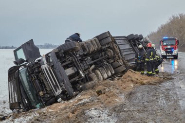 12 Ocak 2021, Iecava, Letonya: Kaygan yolda kazadan sonra kamyon